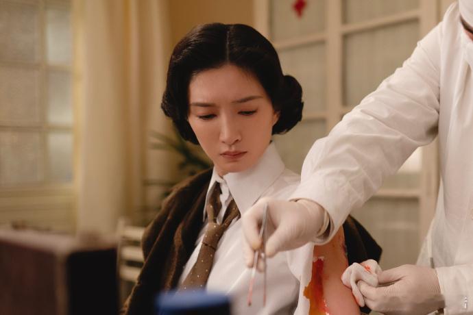 王漫妮杀回上海滩了从渴望留在上海到掌控上海滩，六年时光沉淀，江疏妮跳出过往角色