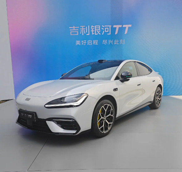 吉利银河再出王炸。全球首款“雷霆16合1智能电驱”正式发布，由星驱科技全栈自研
