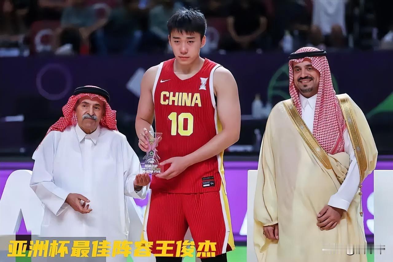 中国男篮现役五大顶级前锋，综合实力排名如下：1、王俊杰——20岁美国NCA