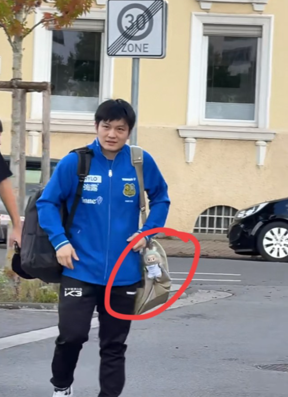 樊振东跨包上挂的是什么东西？好像拉布布，好可爱啊，原来振东也喜欢拉布布。上周