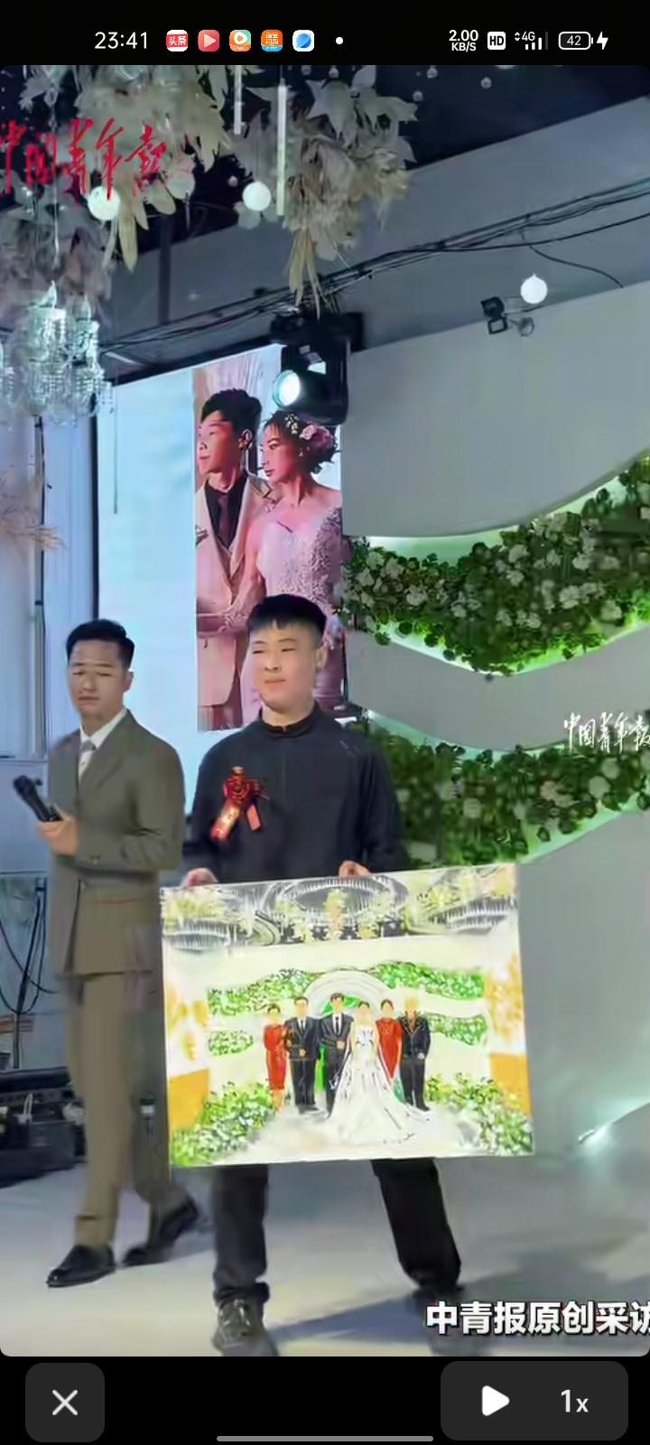 3月26日，邯郸市魏县。新娘偷偷准备画作，让新郎去世的父亲在婚礼上“入席”合影。