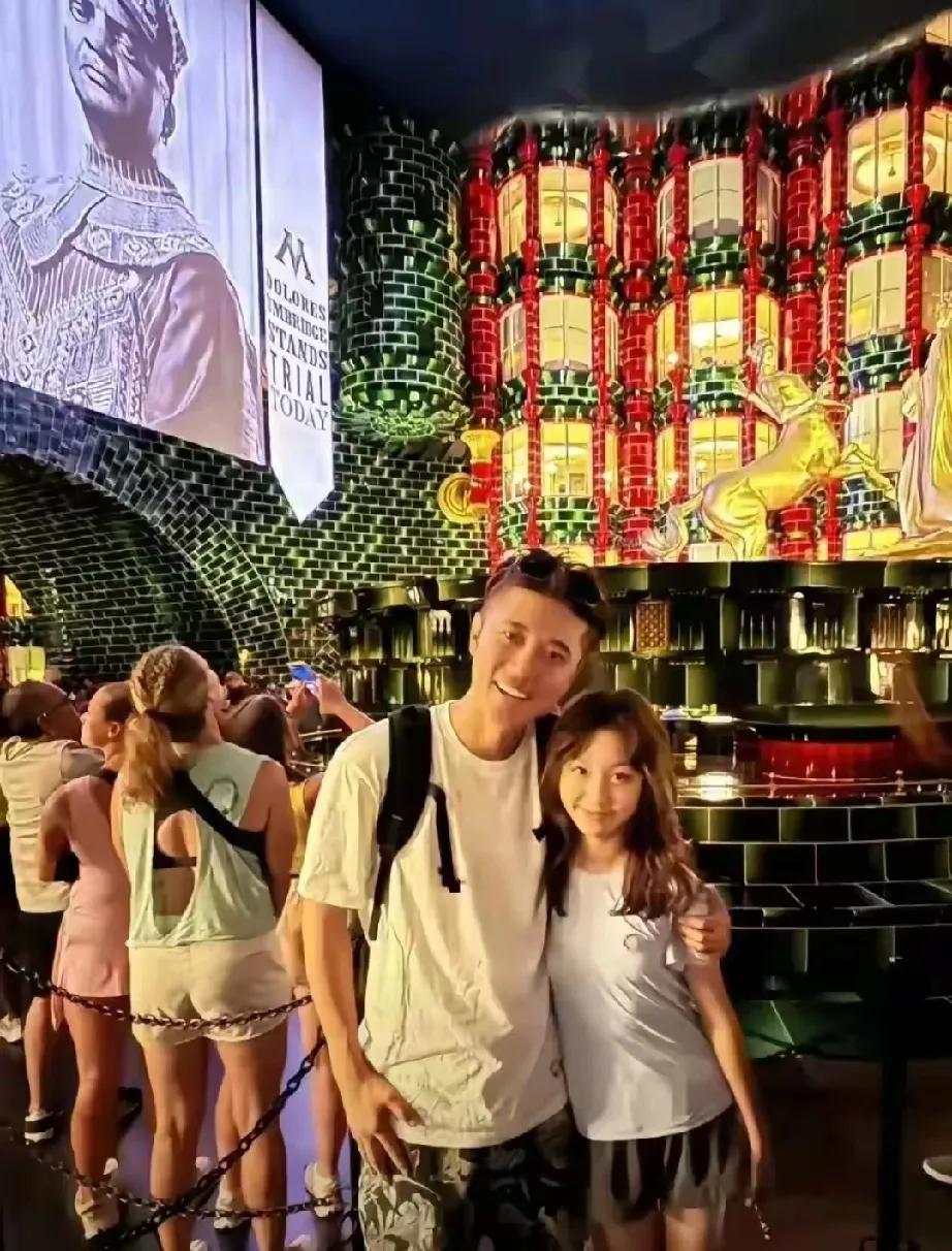 张丹峰和洪欣的女儿张晞彤都11岁啦，这小丫头简直美出了新高度！瞧那精致的小脸蛋，
