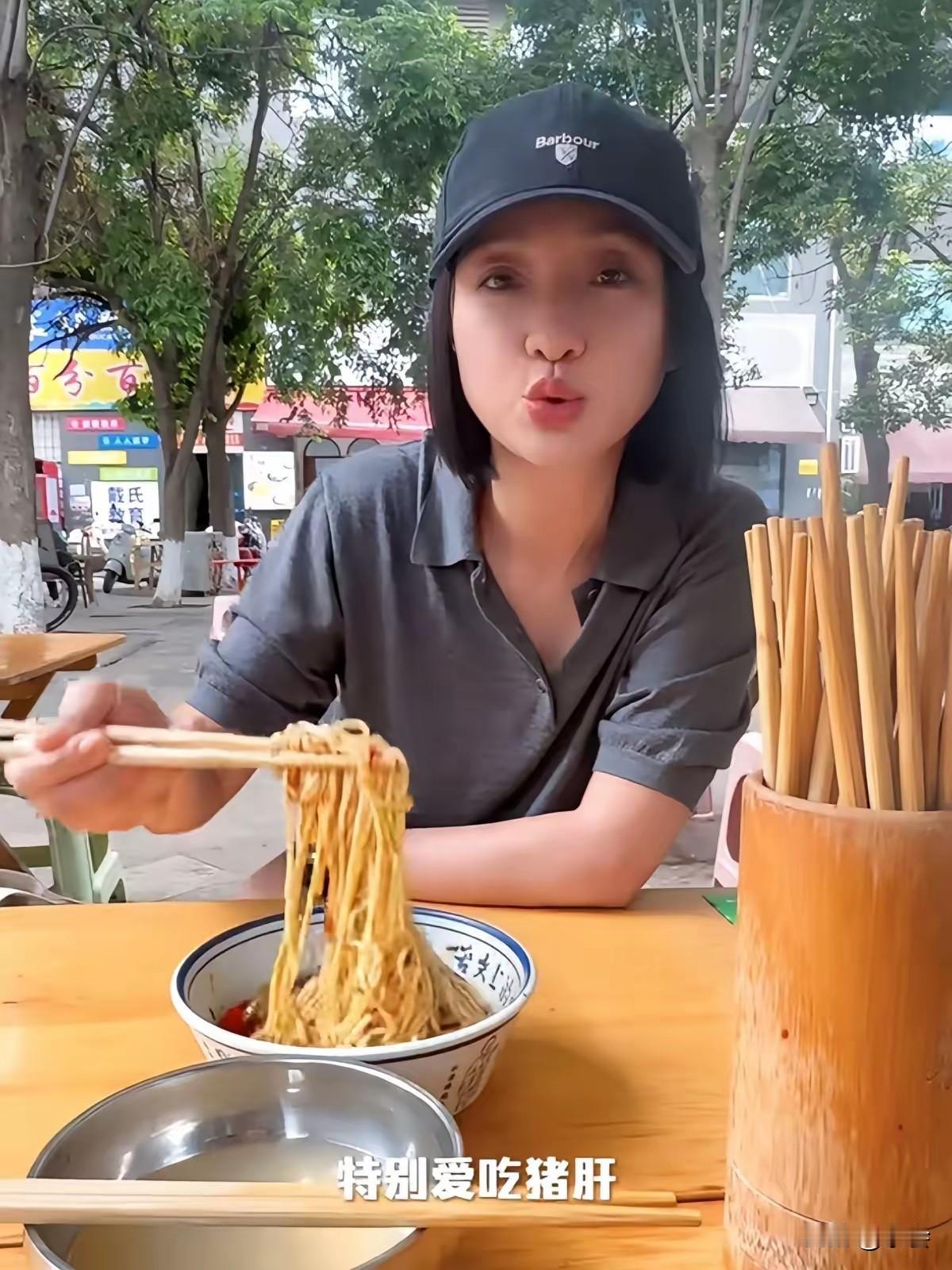 明星也太接地气了吧！周迅在成都街头化身“干饭人”，坐在路边摊吃得那叫一个香。不端