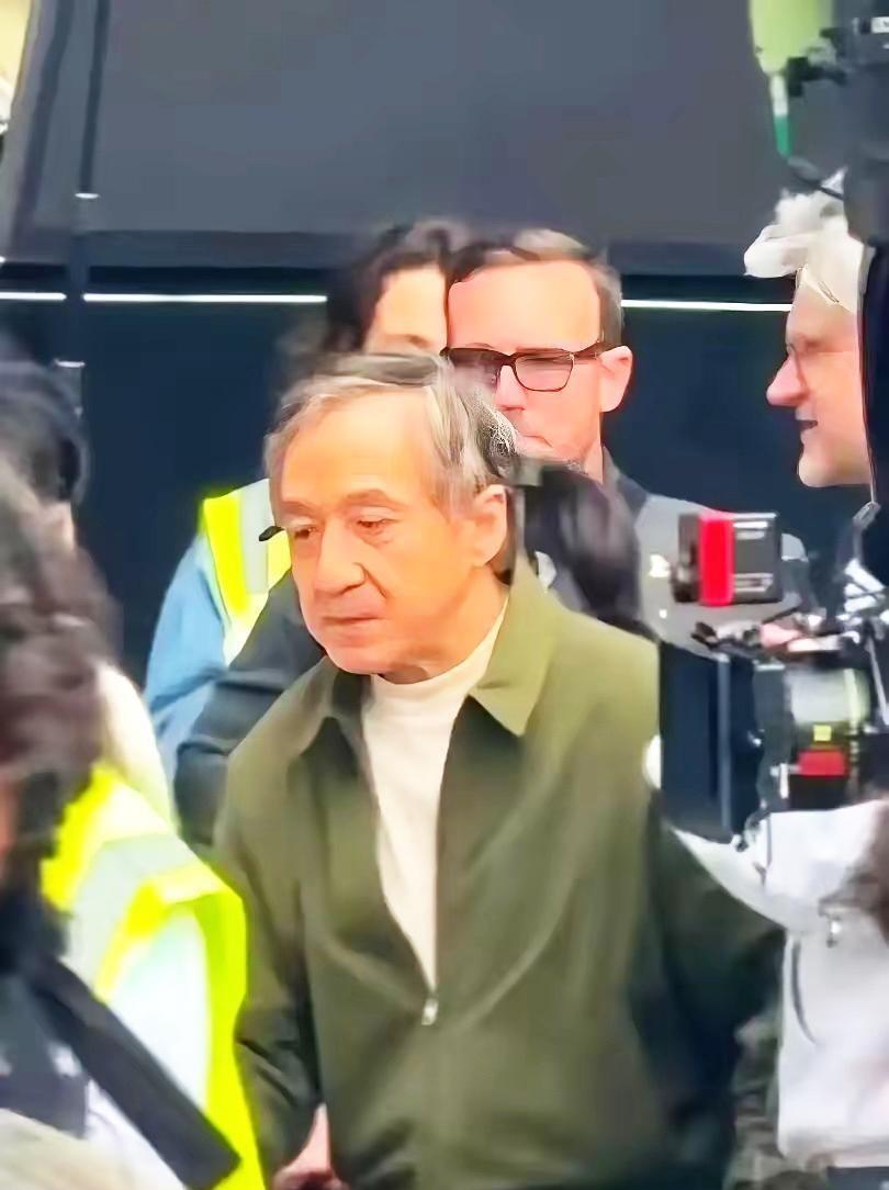 巨星的“补票式”父爱，已经赶不上女儿独立起飞的航班了。送个花篮就想空降评论区？