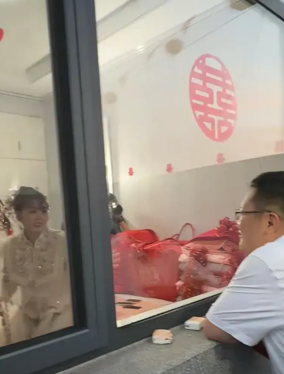 娘家人堵门一小时，新郎称“不着急，不着急”，真的不着急吗？近期一对新人大喜之日