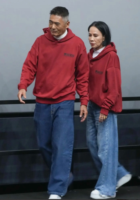 周润发和老婆合影，发嫂陈荟莲现在的脸好奇怪，她真的太瘦了，脸已经瘦到脱相。而且人