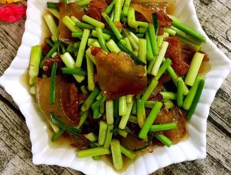 炒蒜苔时，焯水还是过油？大厨：用对方法，蒜苔脆嫩入味还好吃炒蒜苔很多人纠结，