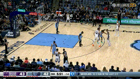 国王球星威斯布鲁克真是太嚣张了！在今天国王客场挑战灰熊的比赛中，当时比赛进行到了