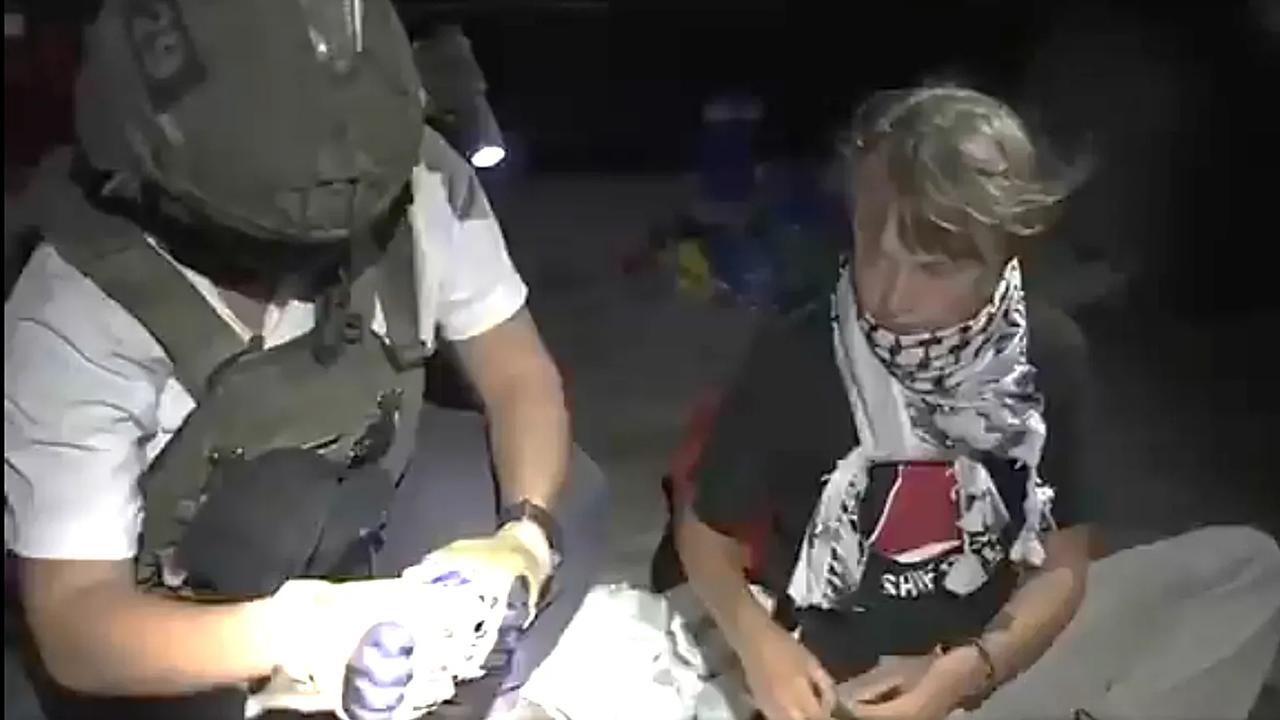 以色列够狠，发射水炮，在公海拦截：坚韧船队9艘船只。瑞典少女继续被带走！只剩下3