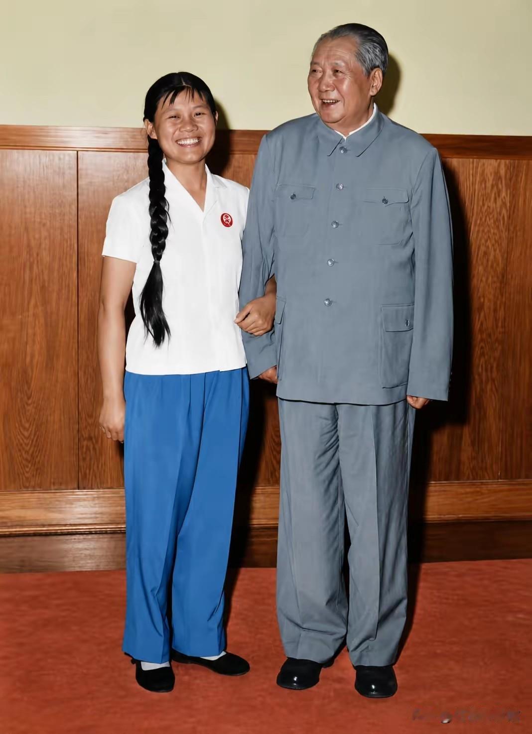 照片核心信息拍摄时间：1970年6月人物：右侧为毛泽东同志；左侧青年女子