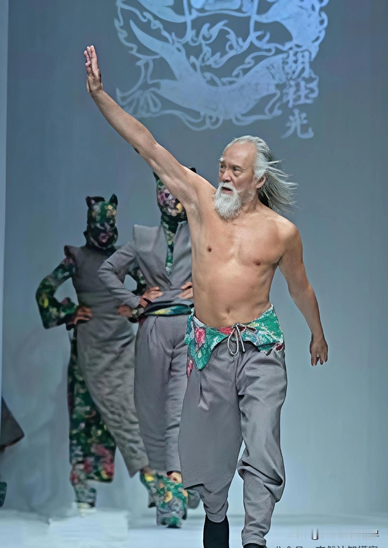 看到运动达人王德顺、王石、张丰毅的运动效果，我决定默默地放弃跑步了，我要去健身房