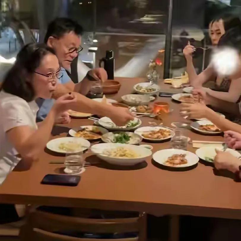 李国庆也是挺看得开的，当初余渝李成青抢了他在当当网的股份，让他被赶走，他当时很痛