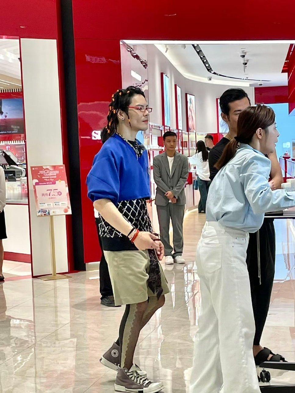 向佐这丝袜配短裤的穿搭还真是难懂啊，郭碧婷看着不觉得奇怪吗​​​