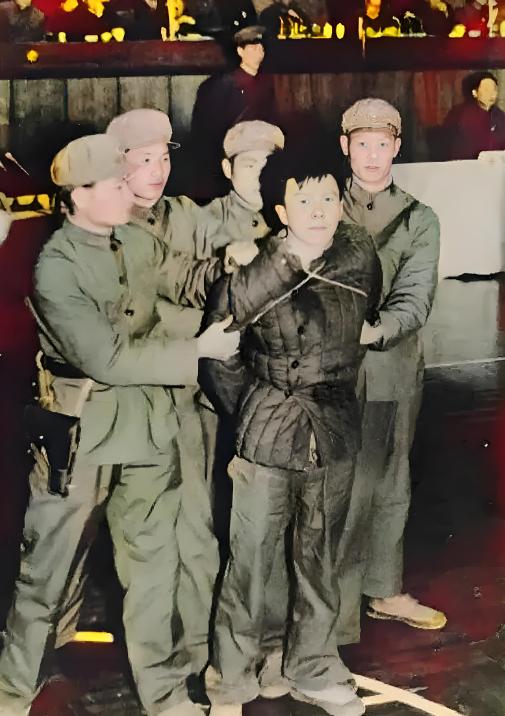 下图这个被五花大绑，仍目露凶光、一脸不服的罪犯叫熊紫平，他的人生轨迹是一道最触目