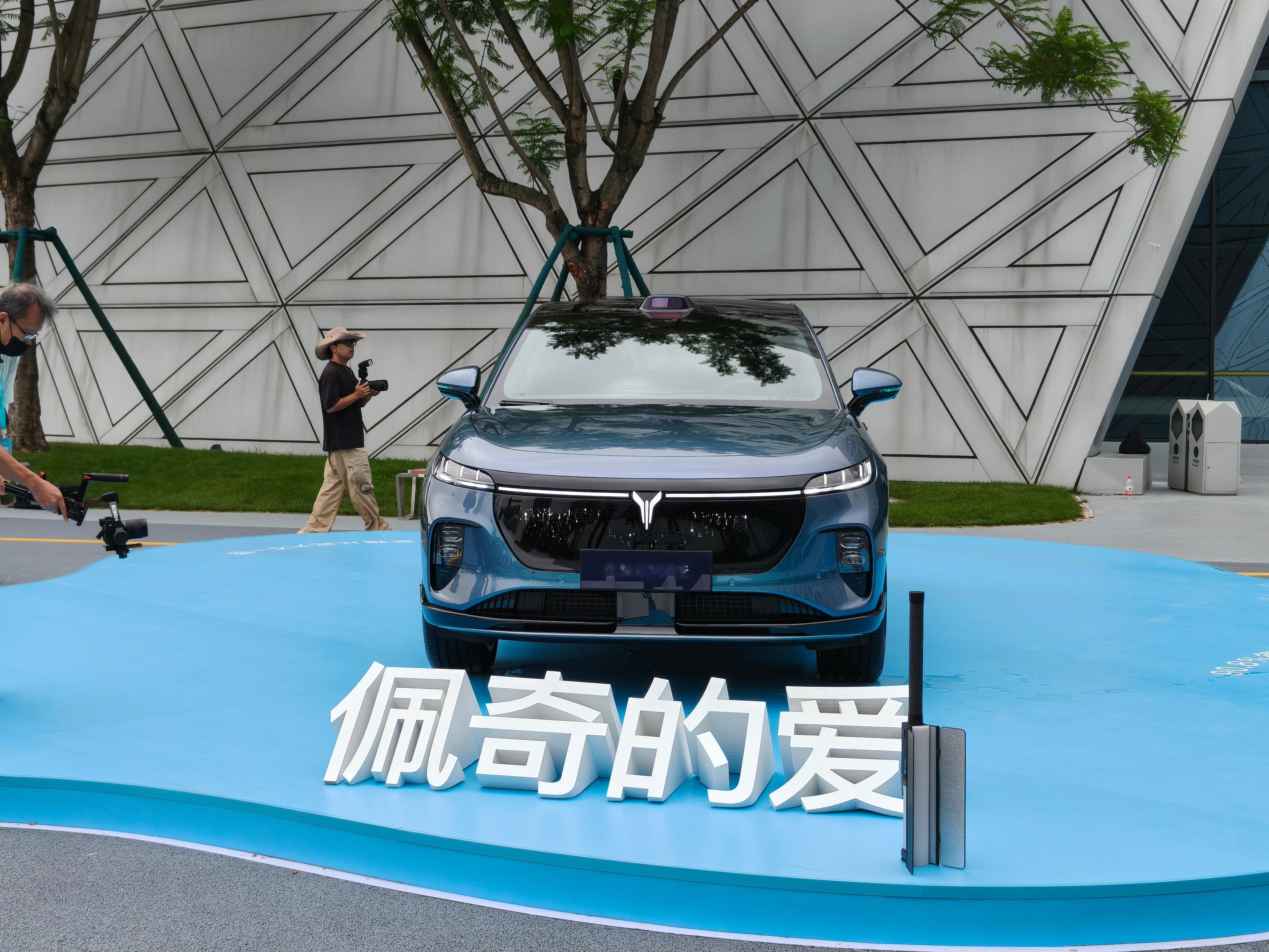 全新岚图知音正式上市了，分三个价位档：两驱版：20.29万元四驱版：22.29