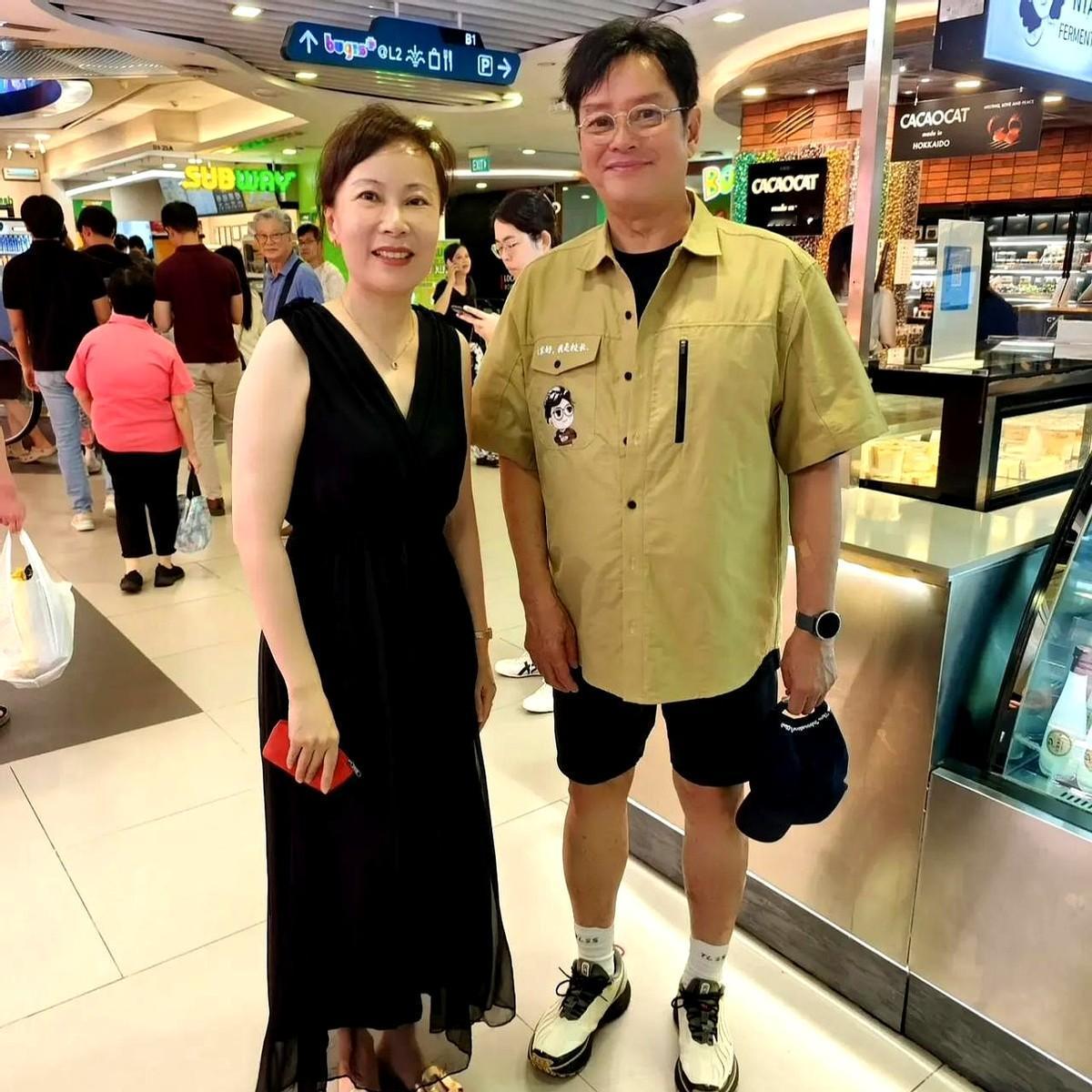 74岁谭咏麟在新加坡逛街被偶遇，他胖了好多，脸好圆润，而且身形看起来太奇怪了，双
