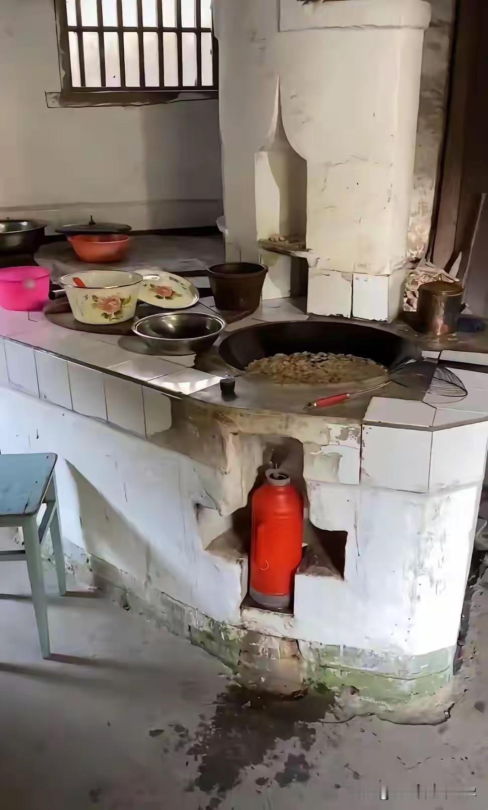 以前在农村经常可以看到，这种很有创意的灶台，家里准备烧火做饭的时候，从灶台的边上