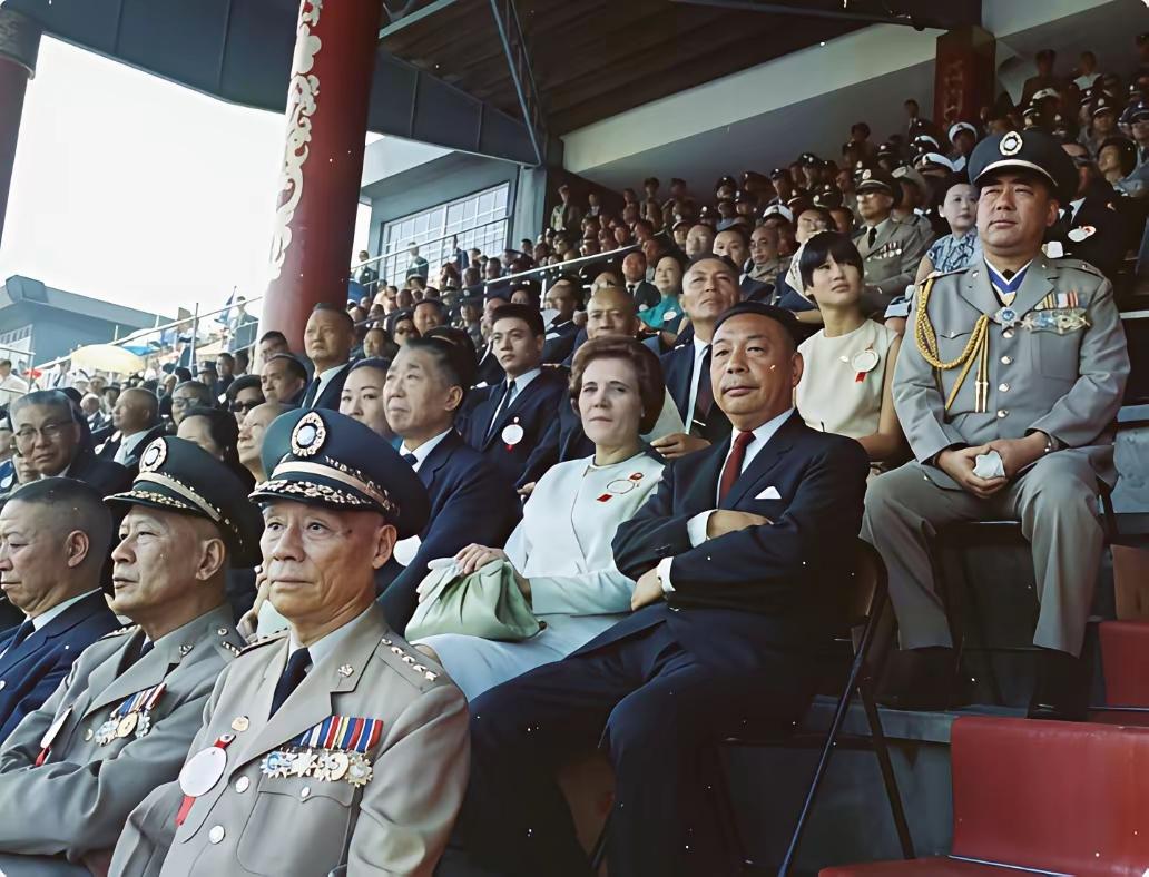 这张照片拍摄于1966年10月的台湾。辛亥革命55周年纪念大会。台上人山人海，看
