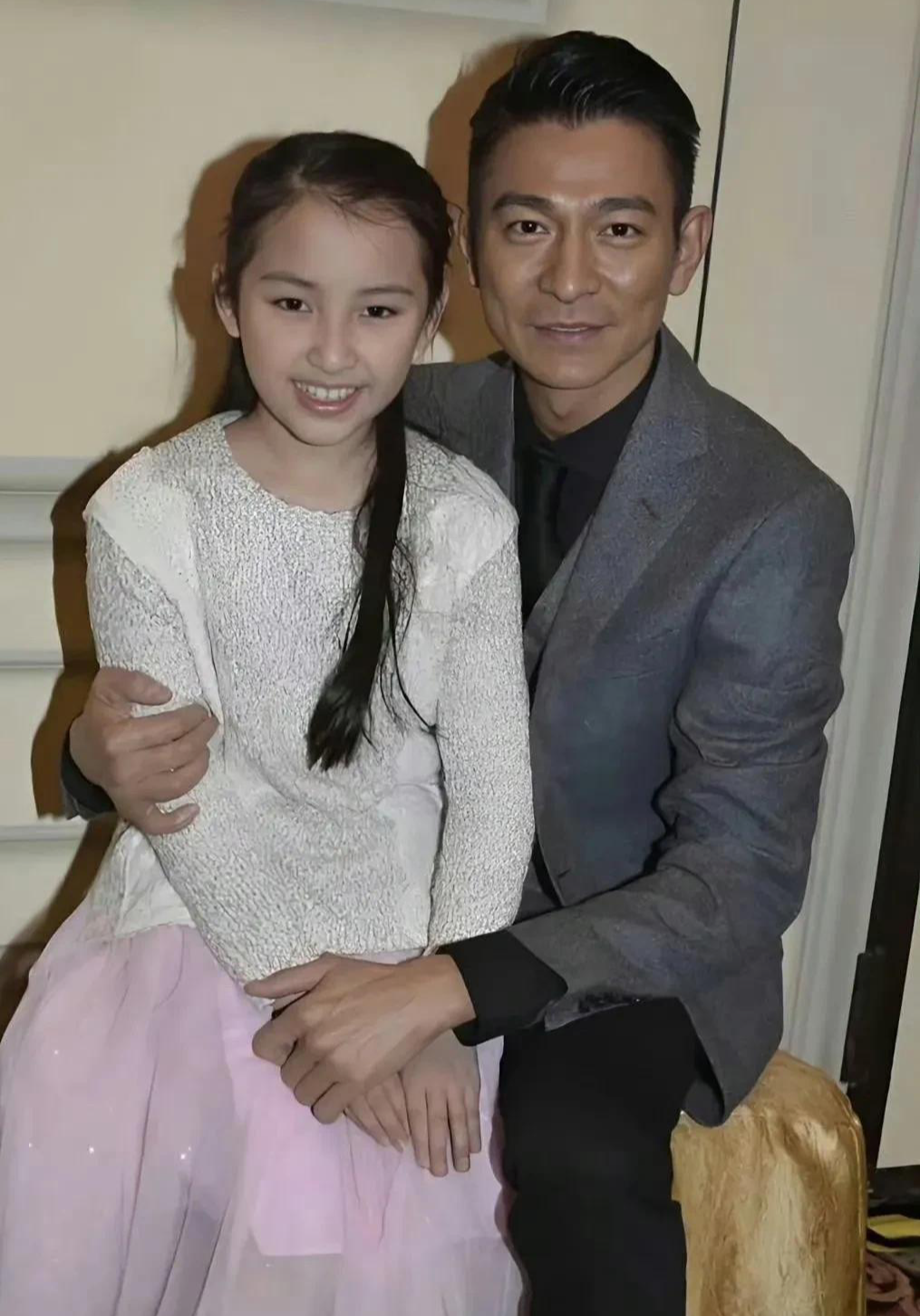 刘德华和自己女儿刘向蕙的合照，刘德华的女儿不能说是有多么漂亮，但是长得十分贵气，