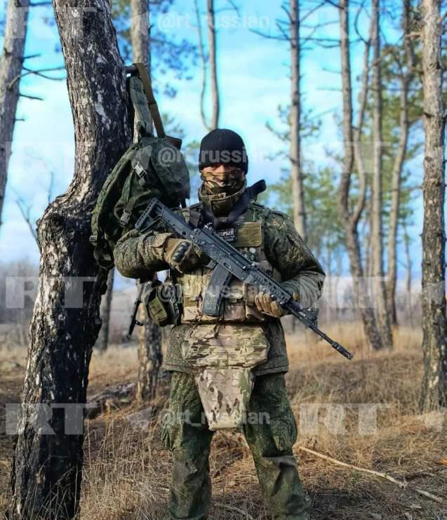 俄军1个士兵就杀穿两条街，震撼俄军前线司令部！俄军一名士兵，河里摸爬12公里，躲