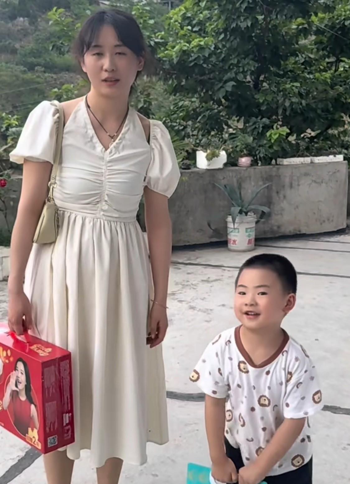 女子带着孩子回娘家，见了妈妈女子说：“妈我回来了”：妈却这样回答：“你回来干啥？