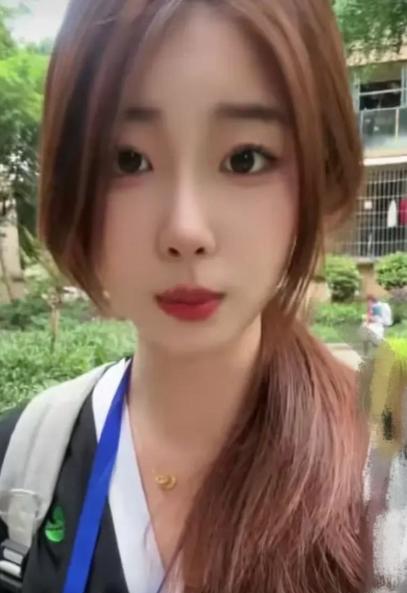 “纹身有什么错？”女孩偷偷纹了身，妈妈看见怒斥：“你是不是傻，将来嫁不出去你别哭