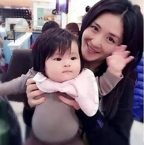 近日谢娜与张杰的三个女儿画面流出，不少网友看完都惊叹遗传的力量。双胞胎跳跳、俏俏，还有小女儿小咘芽，