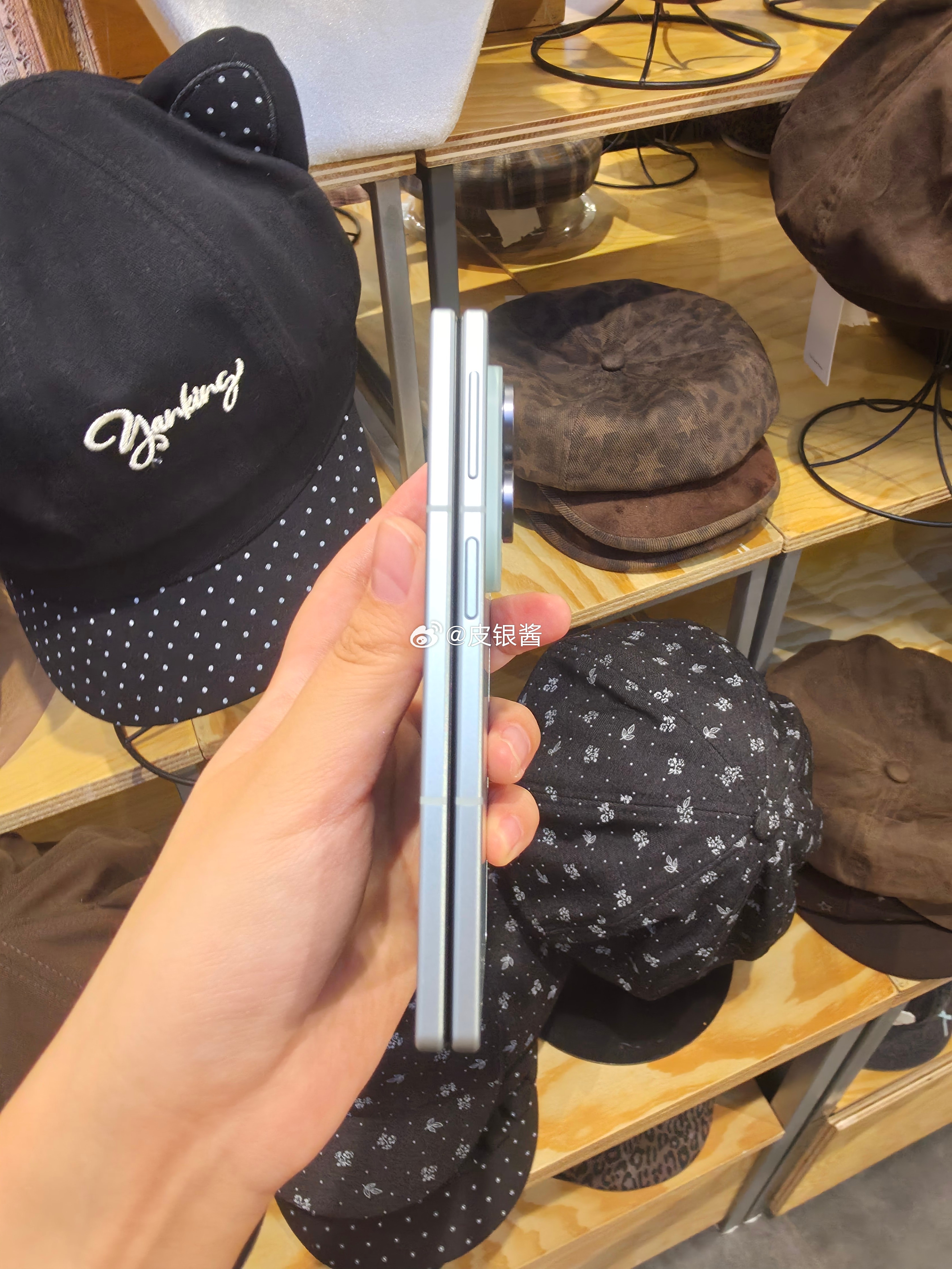 三星Fold8揣兜里毫无压力，薄薄的机身，不会鼓出一大块，颜值还在线三星ZFo