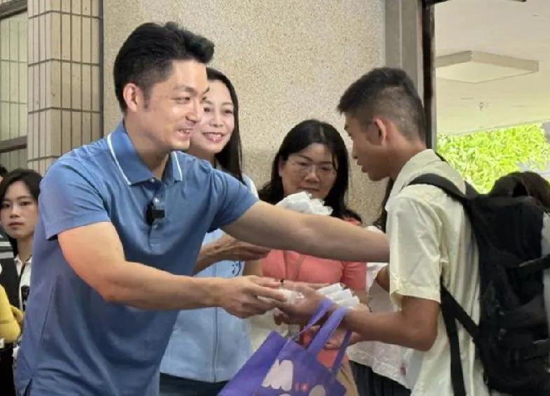 格局高下立判！继卢秀燕、郑丽文之后，蒋万安也出手了，坦言将自掏腰包30万，用实际