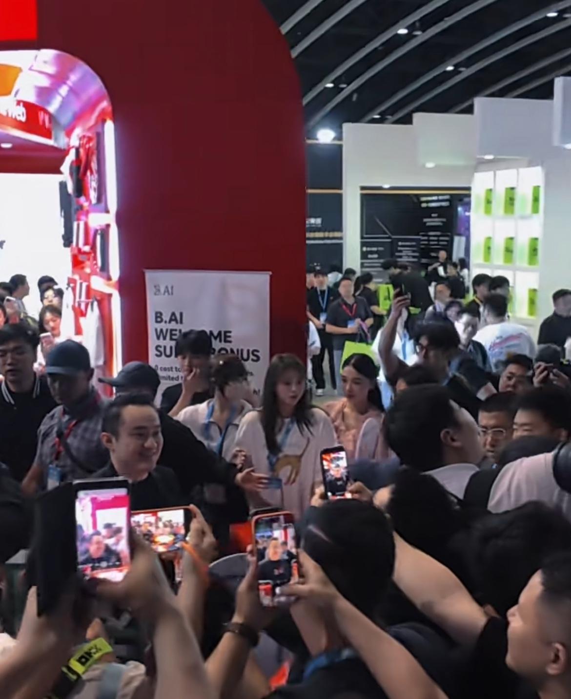 孙宇晨在香港受到粉丝的热烈欢迎！近日，在2026香港Web3嘉年华上，波场T