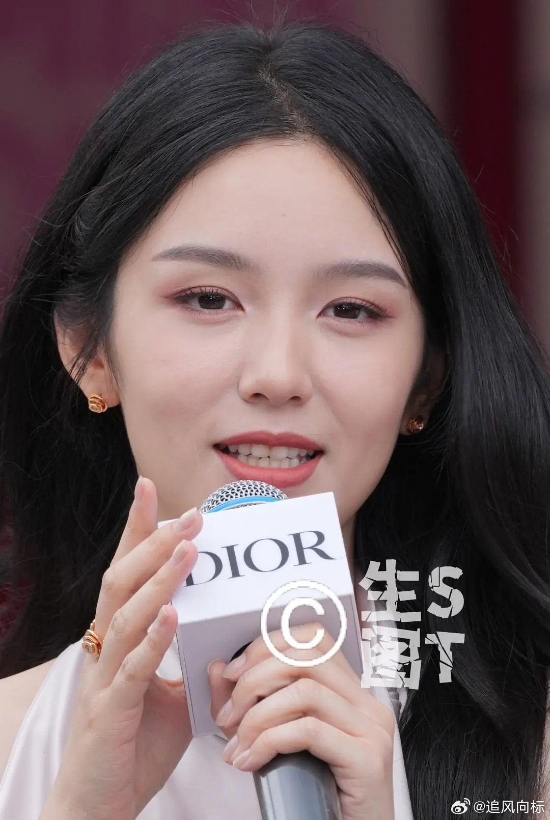 周也不仅脸状态差，连清冷气质都没了
