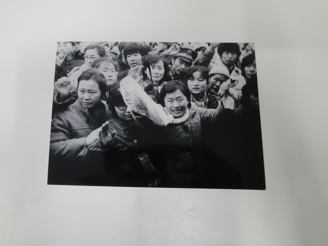 这组新闻图片《出征》由潘科和候登科摄影，1985年刊登在《中国青年报》上。《