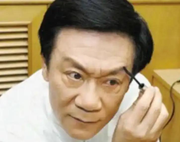 1986年，侯耀文为跟韦唯在一起，抛弃发妻。同居一年后，他又爱上更年轻的袁茵，转