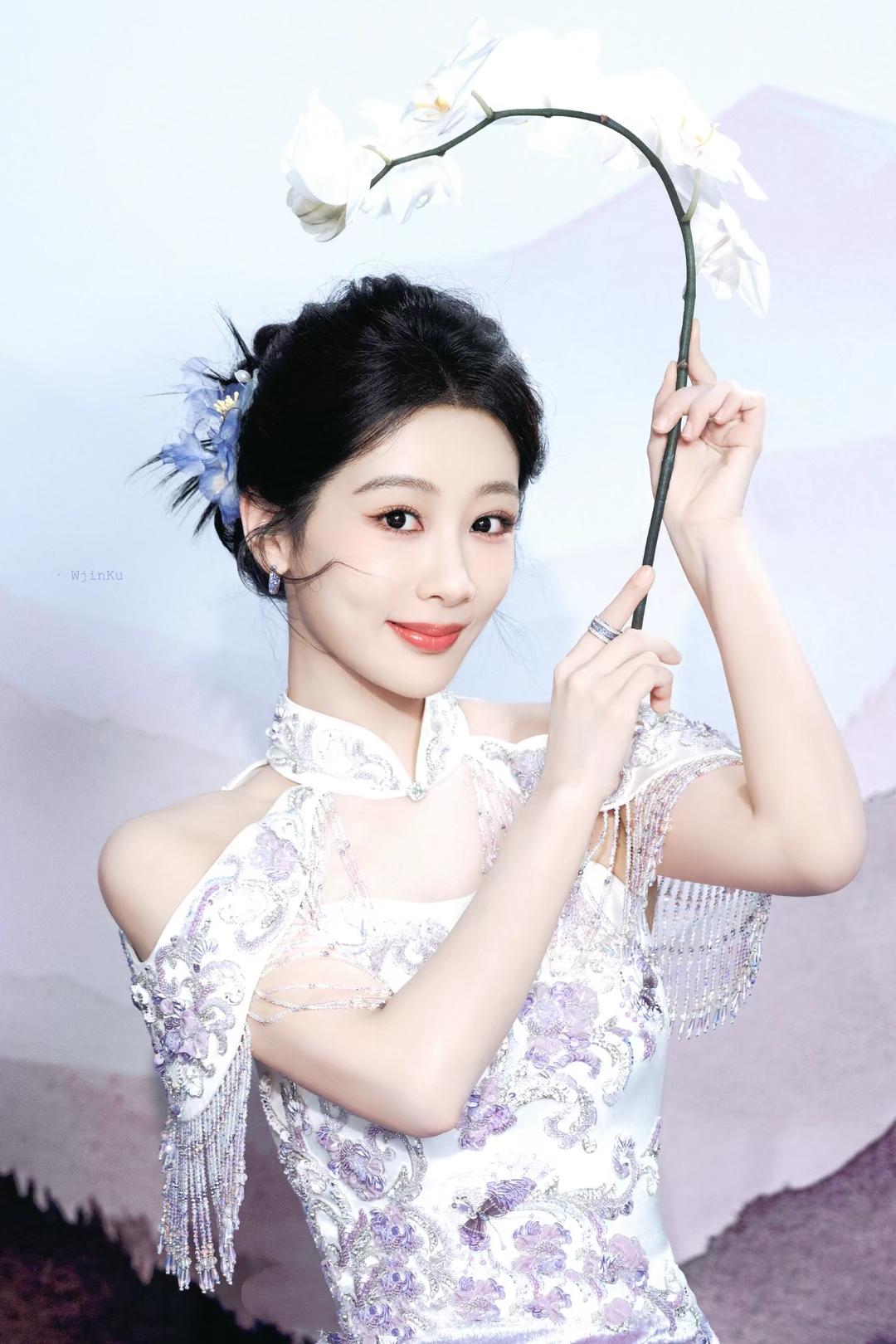 为何娱乐圈都偏爱杨紫？娱乐圈里很多业内大佬都格外喜欢杨紫，她能走到今天，靠