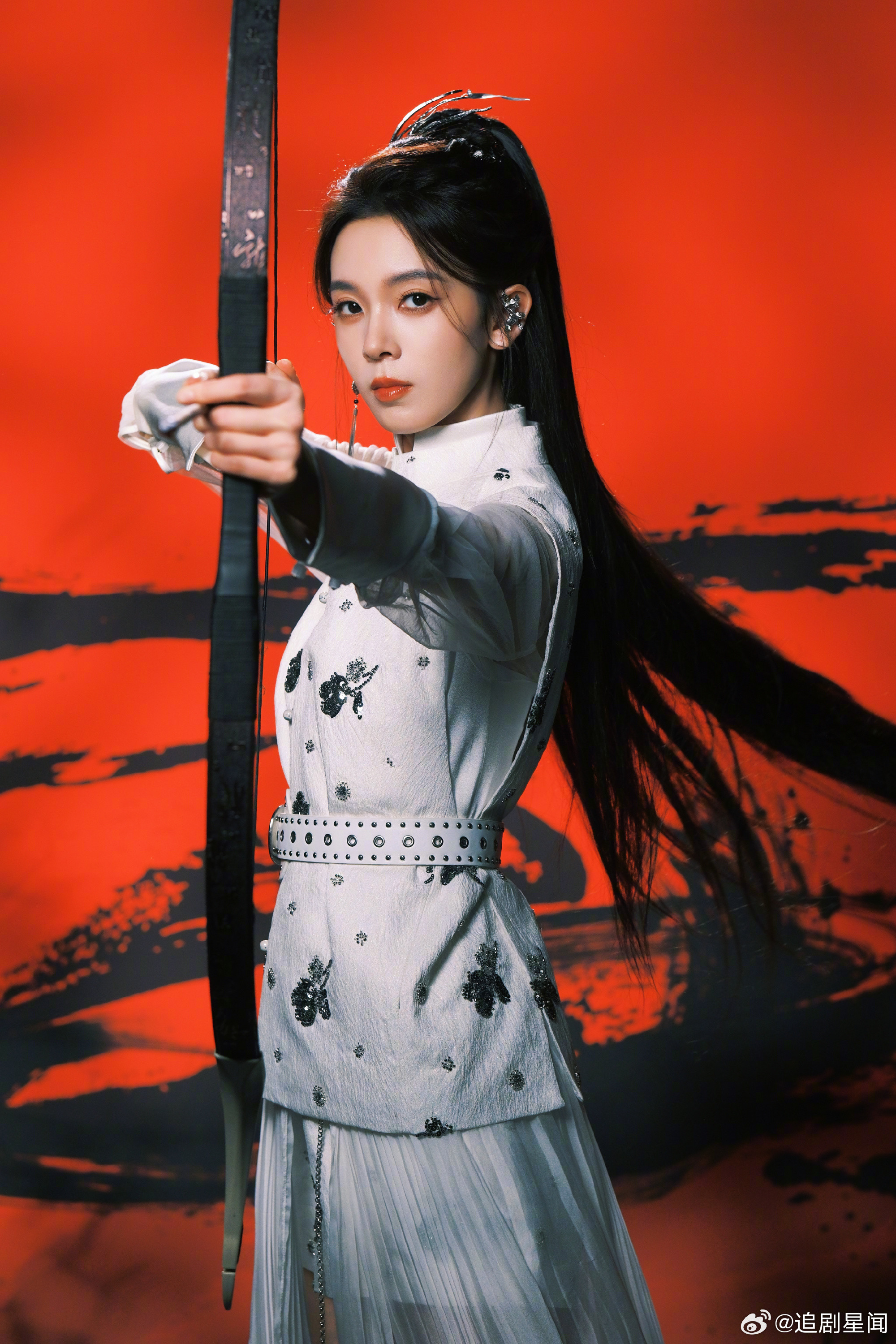 陈瑶《乘风2026》舞台造型杀疯了！白衫长剑+高马尾，侠女氛围感直接拉满，这才是