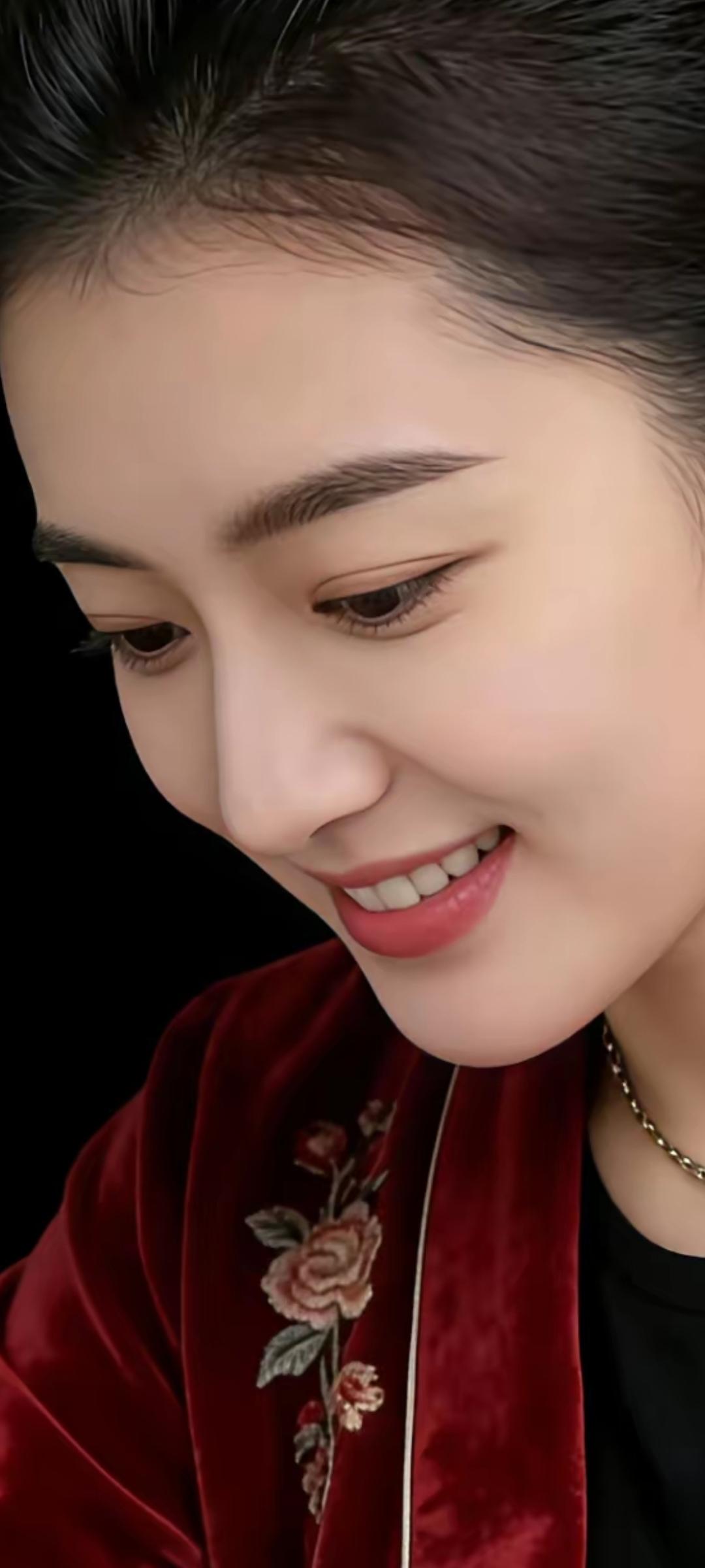 优雅微笑，红衣花饰，尽显东方韵味。