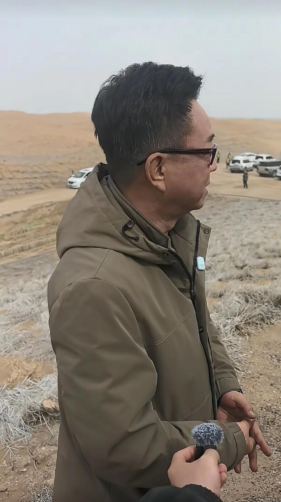 3月30日，朱军到甘肃民勤县种树，近距离下白头发明显，眼袋大到吓人，看着有点心酸