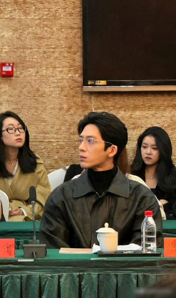 井柏然孙千坐一块，网友愣是看出了“离婚感”。俩人黑西装黑套装，隔着一拳距离，谁也不挨谁，像刚签完财产