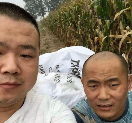有一次，主持人问身价上亿的岳云鹏：“你给5个姐姐都买了房子，为什么弟弟还在家里种