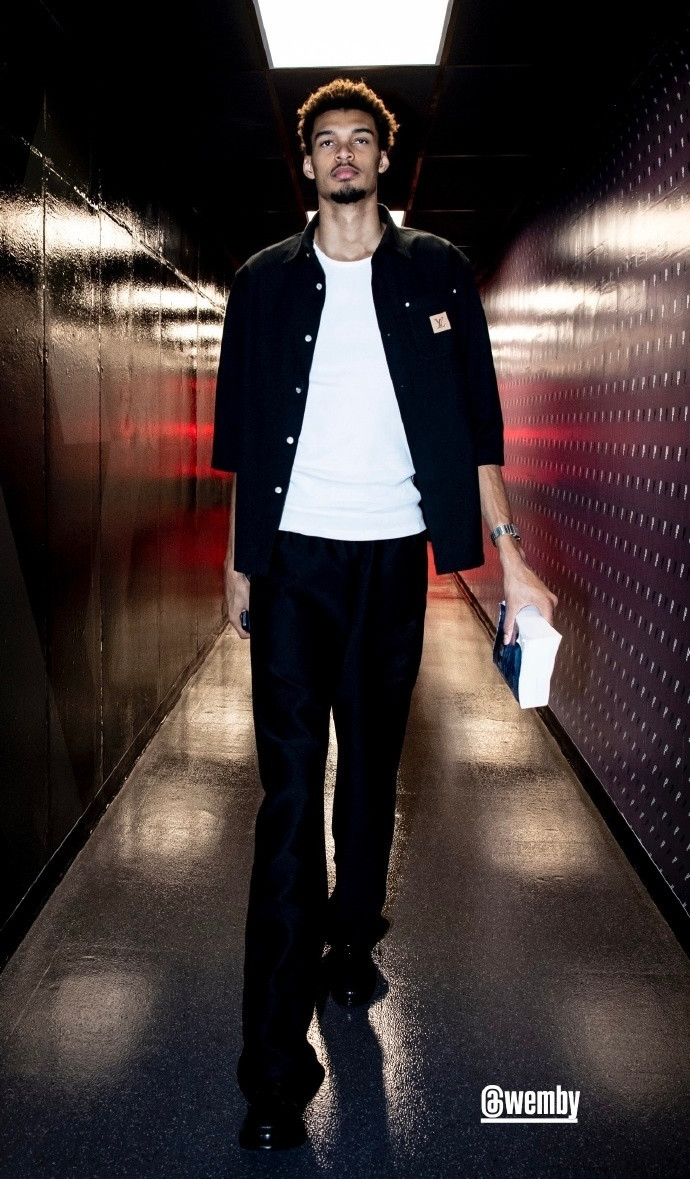 巴恩斯赛后说文班启动了球队读书会，并且是主席文班回应:“是的，也不只是我在提建议