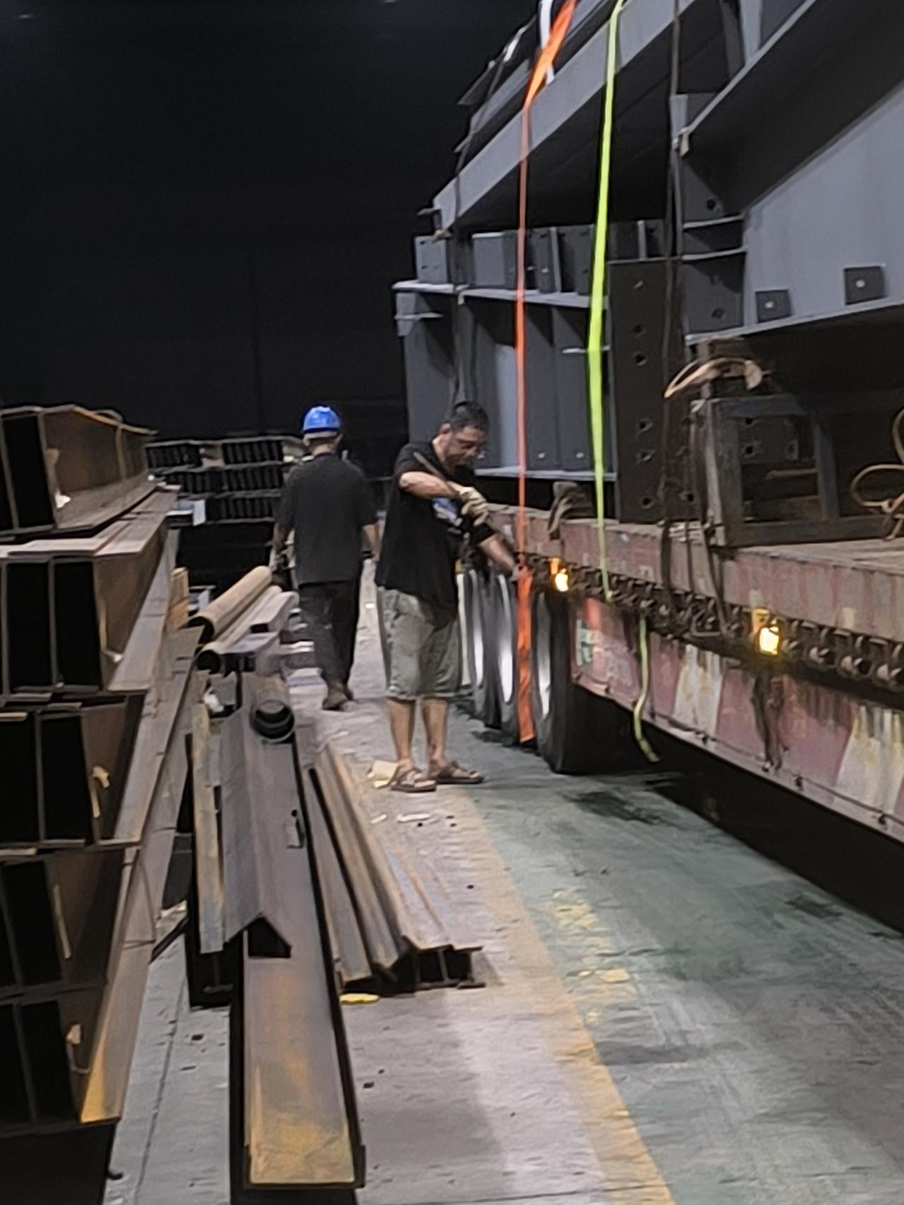 生活不易，且行且珍惜，半夜三更还在努力打拼[哭哭]