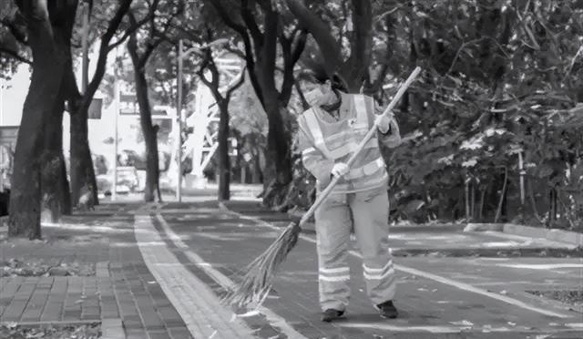 1984年，70岁女环卫工收到一笔30亿巨款，当得知是丈夫留下的后，她竟决定拿2