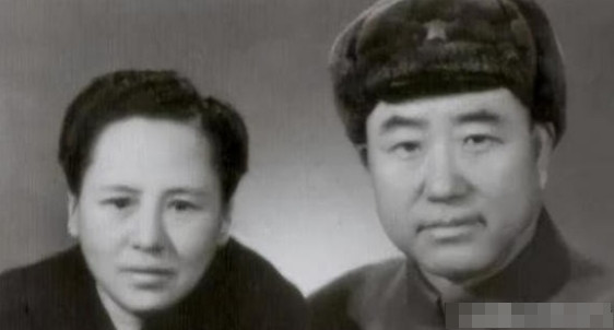 1950年，36军军长刘万春接到通知到北京参加会议，可是刚下车，就看到几名全副武