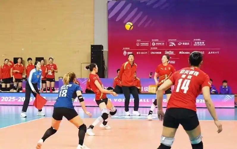 魔鬼主场的氛围影响了江苏女排队员的心态，只才导致江苏女排一传和进攻不力，最能说明