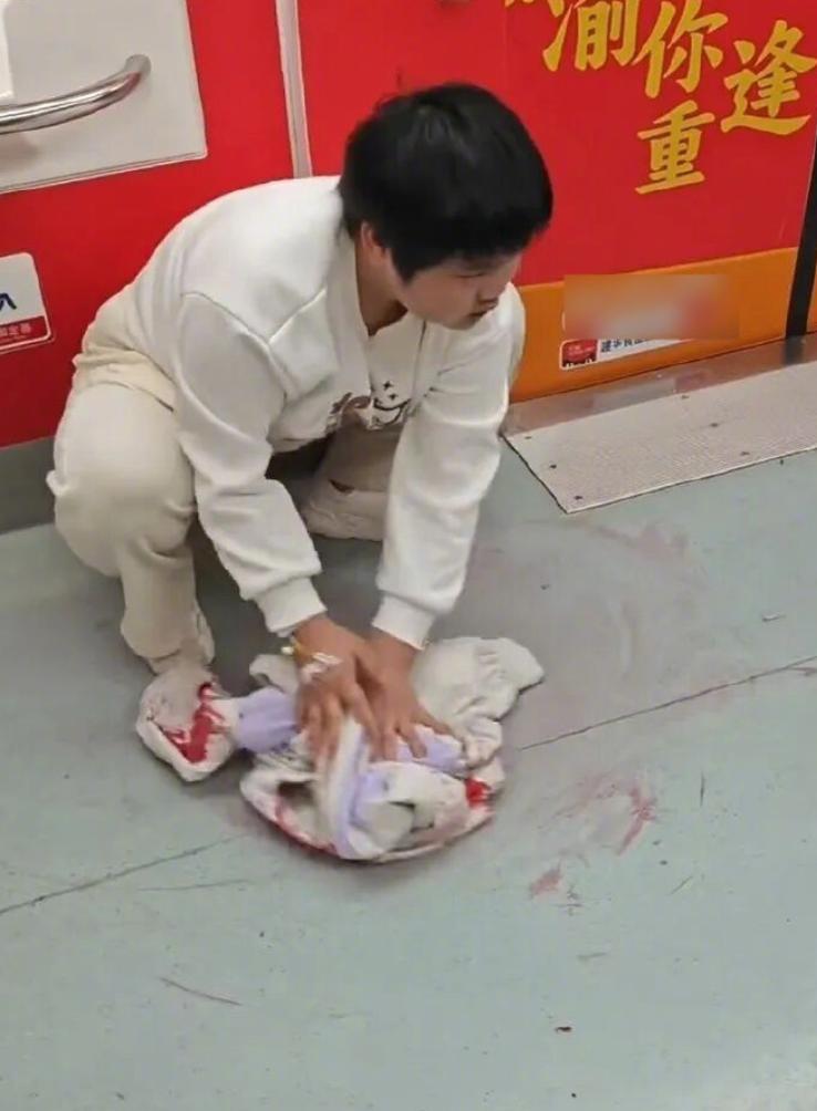 全网揪心的地铁吐血女孩，终于有详细消息了😭她叫胡心瑶，03年出生的重庆姑娘！