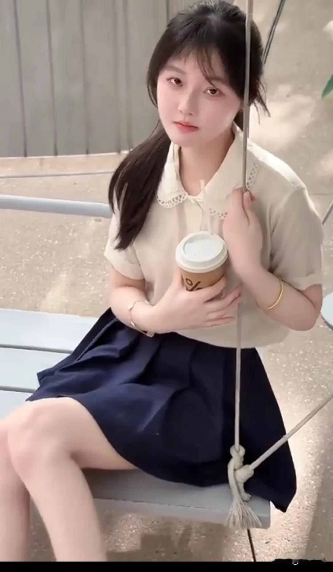 请我喝秋天的第1杯奶茶吧。我陪你吹秋天的第一缕凉风。