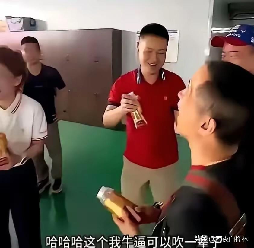 东鹏这事儿早有苗头。6月22号，一段十几秒的饭局视频全网炸了。画面里有人递了