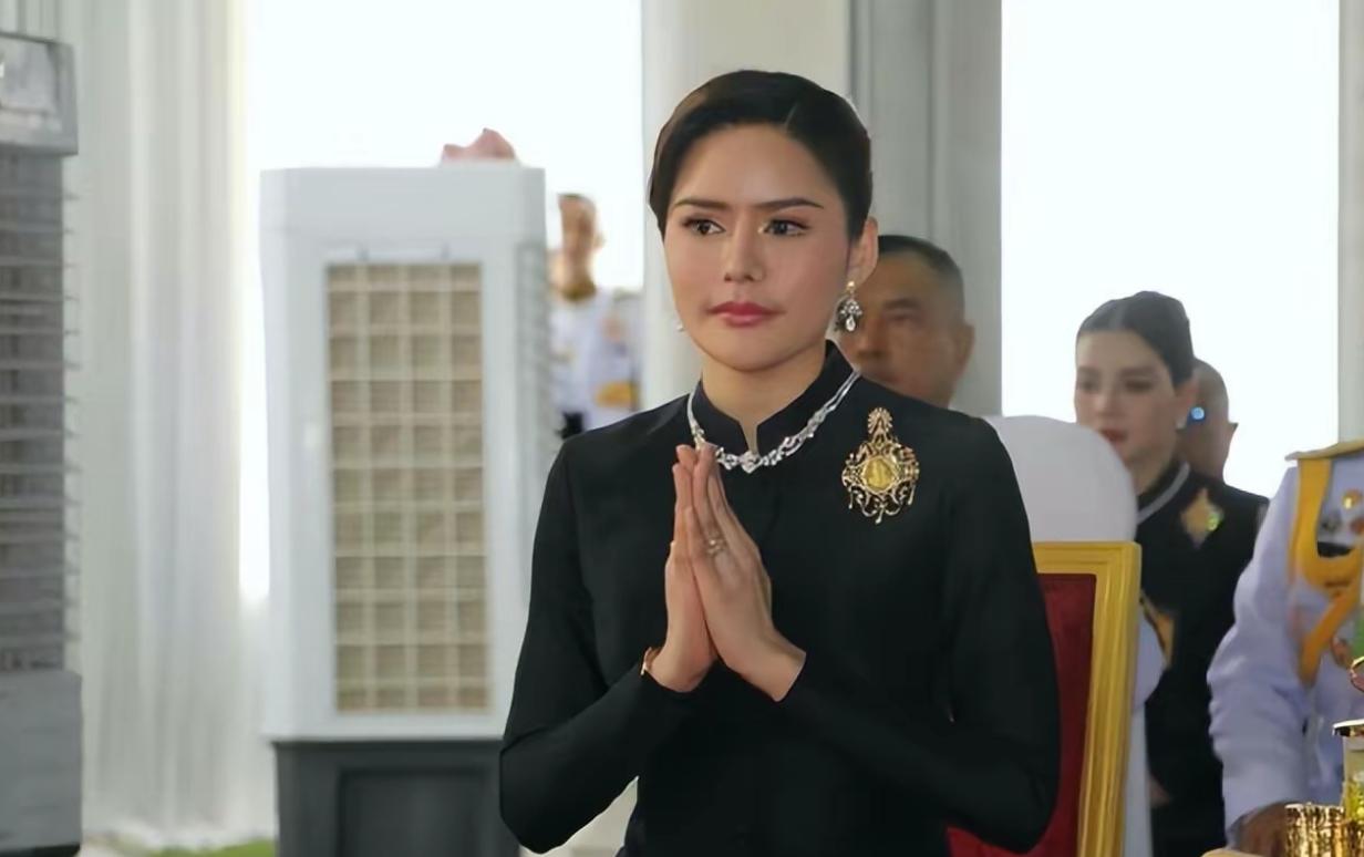 一夫多妻？泰王33岁的新晋宠妃欧拉弄少将身穿黑衣，为王太后服丧。泰王玛哈·哇集