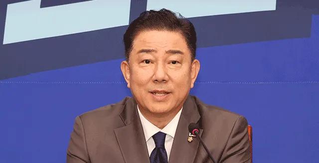 尹锡悦对国会戒严时指示：拉出来现在轮到国会议员说：把他拖出来民主党党鞭金炳基