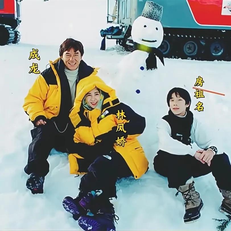1997年，成龙、林凤娇、房祖名在滑雪场，一张珍贵的留影，看起来非常温馨，幸福的
